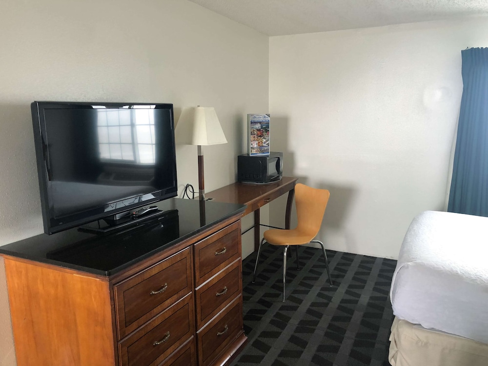 Standard Room, 1 King Bed, Non Smoking, Refrigerator - Photo 2