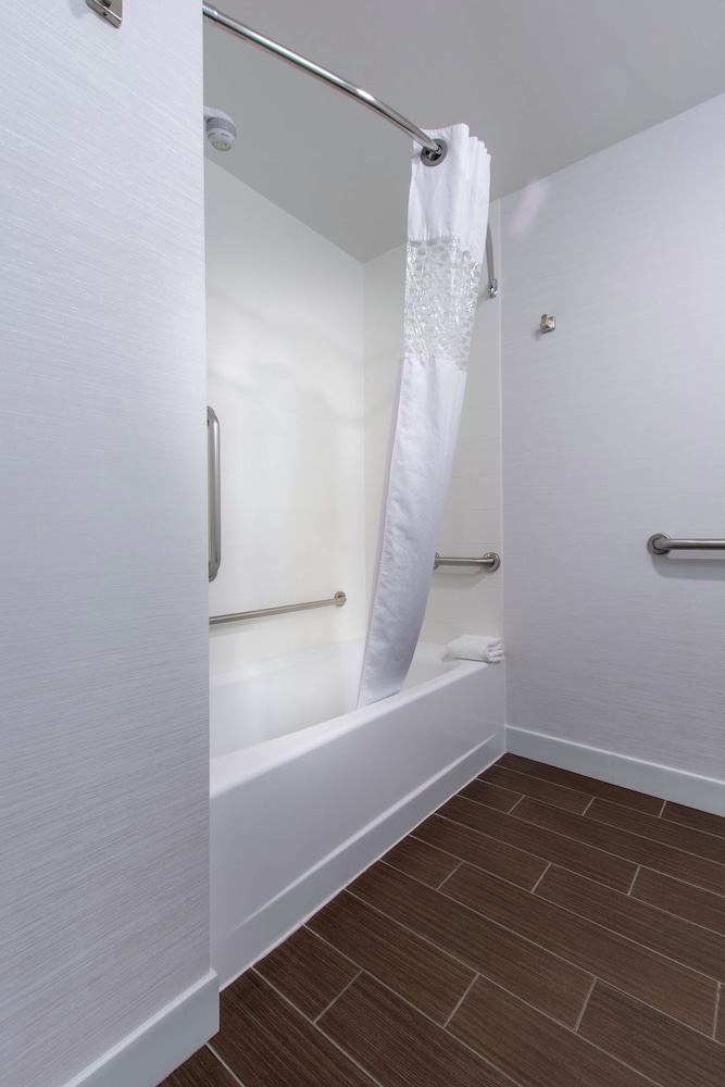 Room, 1 King Bed with Sofa bed, Accessible, Bathtub (Mobility & Hearing) - Photo 4
