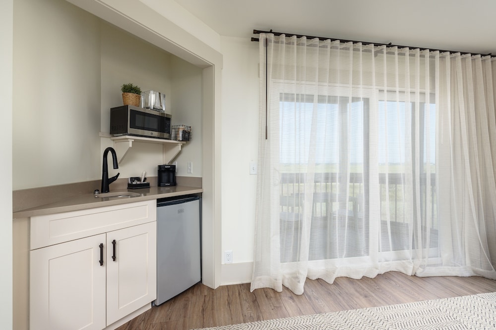 Room, 1 King Bed, Accessible, Balcony (Mobility & Hearing, Roll-in Shower) - Photo 3
