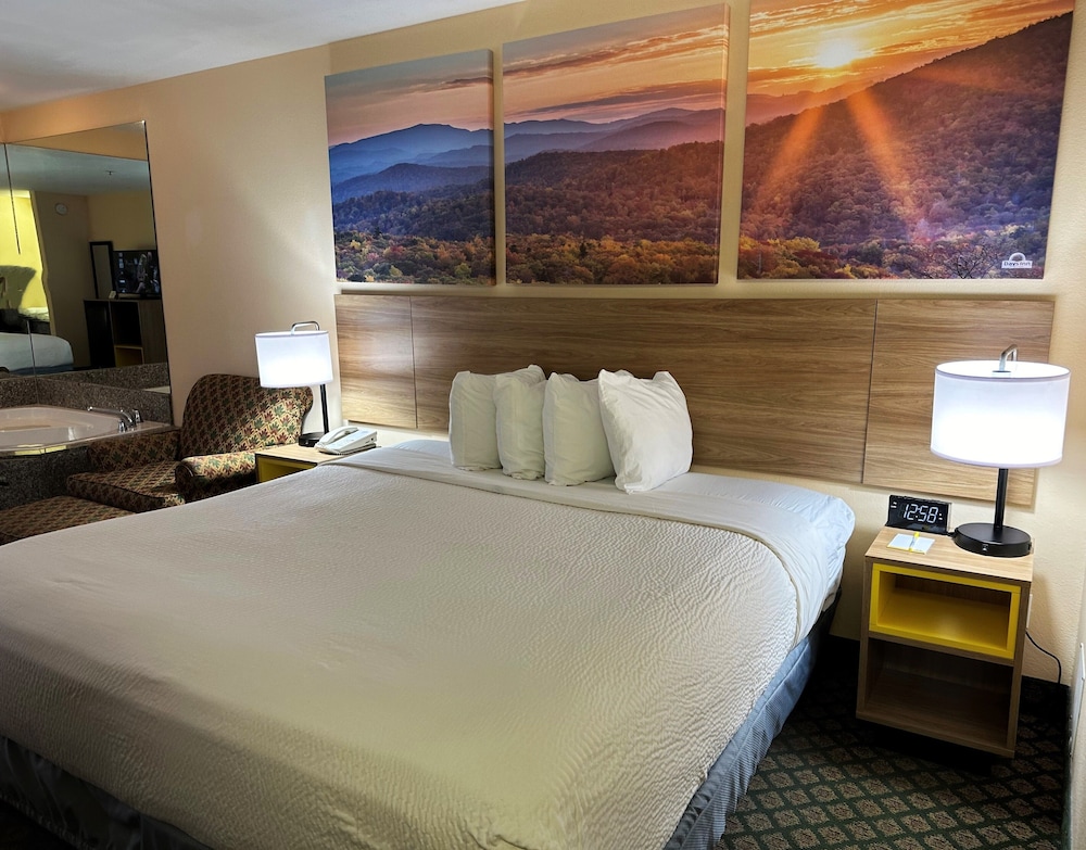 Suite, 1 King Bed, Non Smoking, Hot Tub - Photo 2