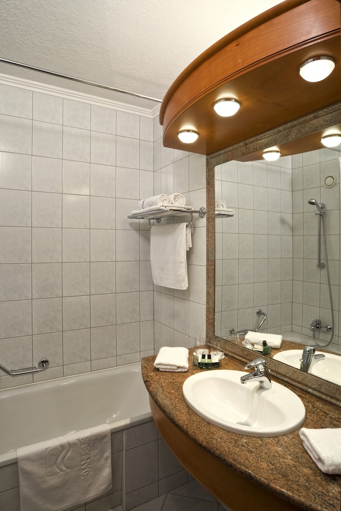 Superior Twin Room thumbnail 6