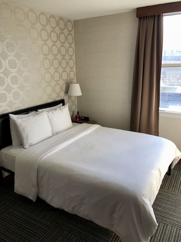 Deluxe Room, City View thumbnail 5