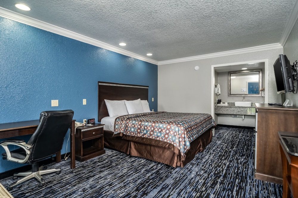 Room, 1 King Bed, Non Smoking - Photo 1