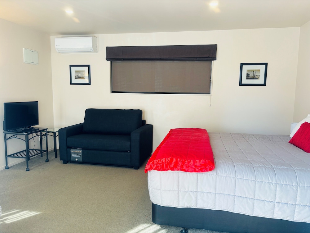 Comfort Studio, 1 King Bed with Sofa bed photo 1