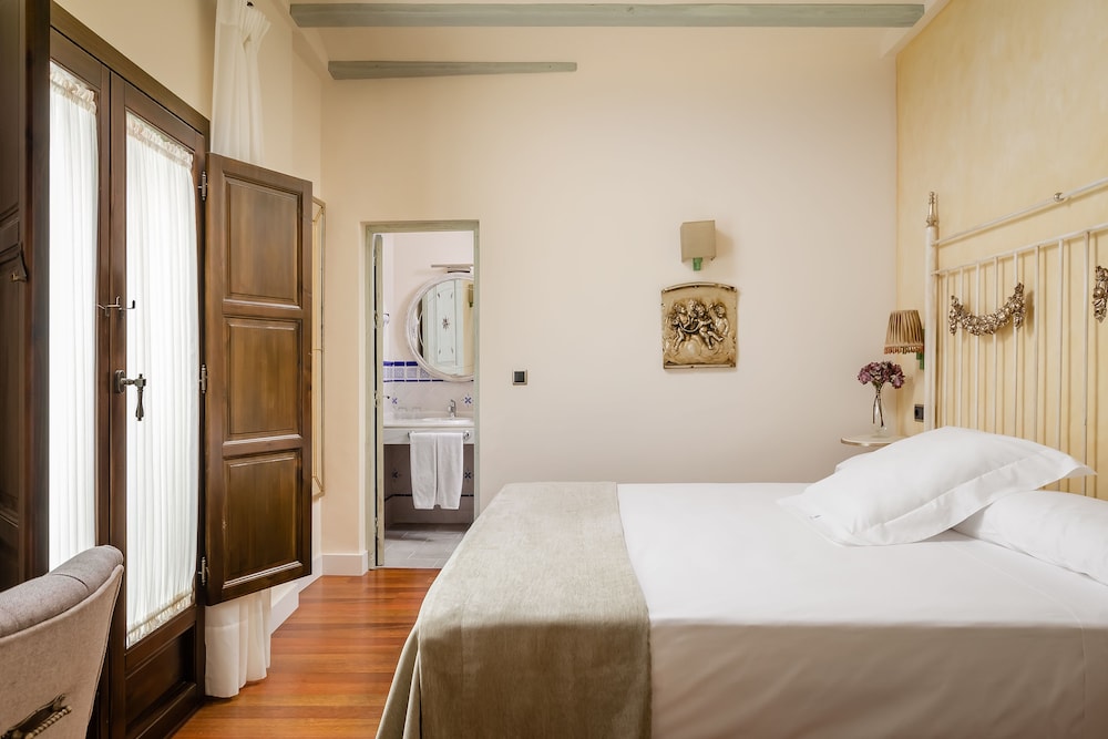 Standard Double or Twin Room - Photo 12