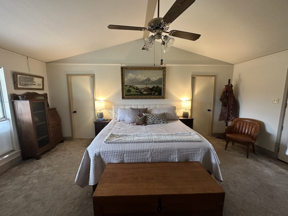 House, Multiple Beds, Patio (500 Old River Rd)