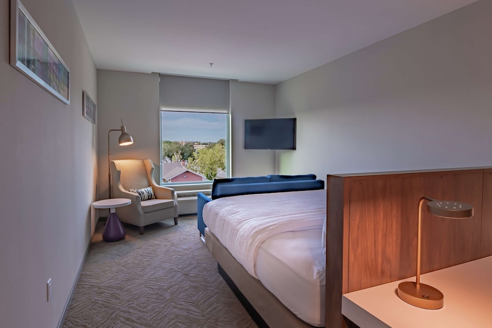 Premium Room, 1 King Bed, Accessible (Hearing) photo 1