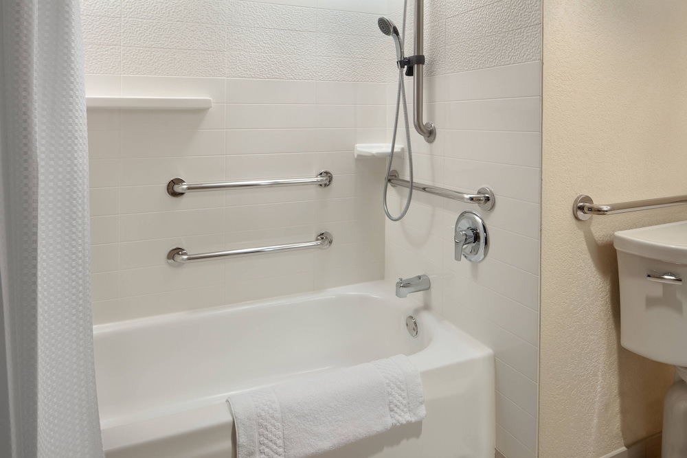 Room, 2 Queen Beds (Mobility Accessible, Tub) - Photo 4