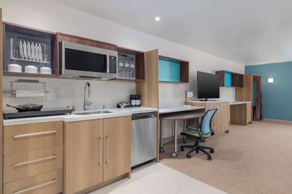 Suite, 1 King Bed, Accessible, Corner (Hearing) - Photo 5
