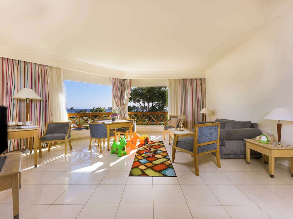 Family Room, 1 King Bed, Sea View - Photo 1
