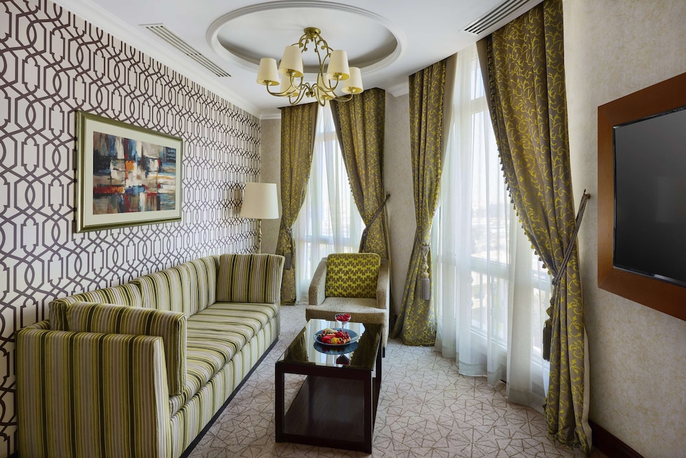 Junior Suite, 1 Bedroom, Club Lounge Access, City View (Maxim Suite) thumbnail 5