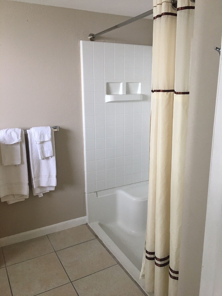 Deluxe Room, 1 Queen Bed, Accessible, Kitchenette photo 2