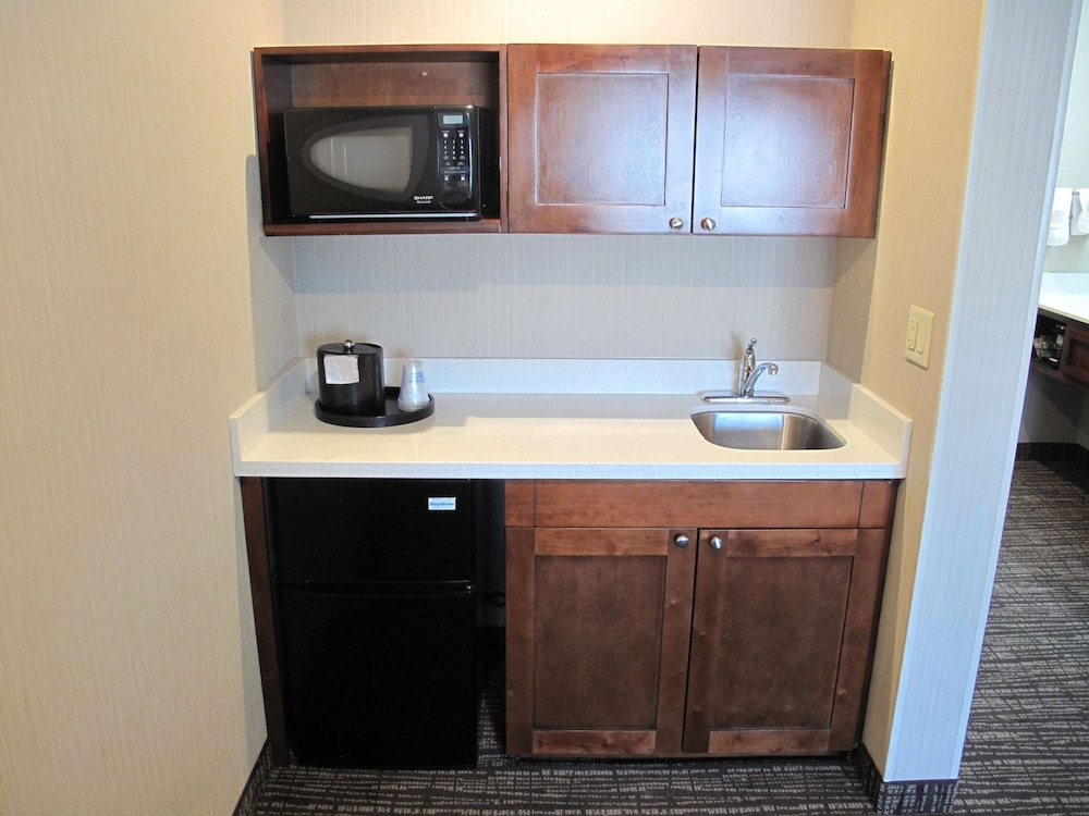 Family Suite, 2 Queen Beds, Non Smoking, Refrigerator & Microwave (With Sofabed) photo 3