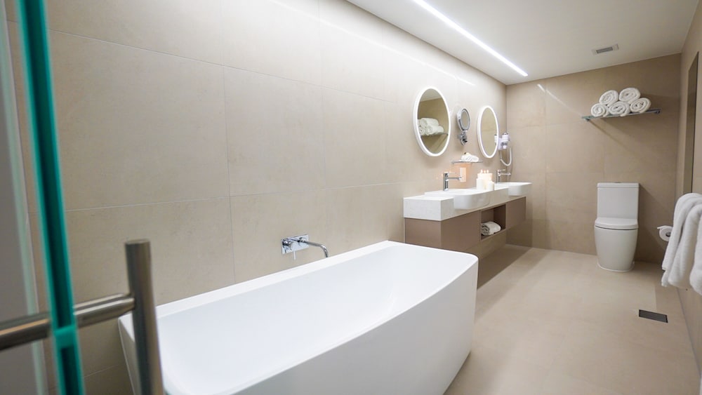 Executive Luxury Suite thumbnail 6
