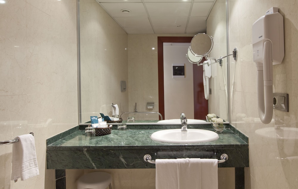 Single Room, 1 Double or 2 Twin Beds