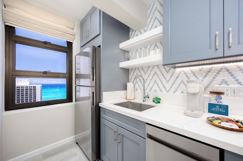 Premium Remodeled Condo with Ocean View and Parking: Premium Suite, 1 King Bed, Air conditioning, Ocean View (0194) photo