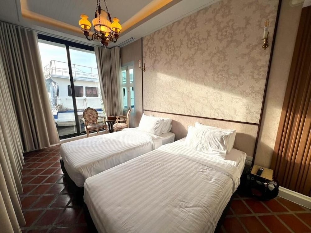 Suite, Sea View