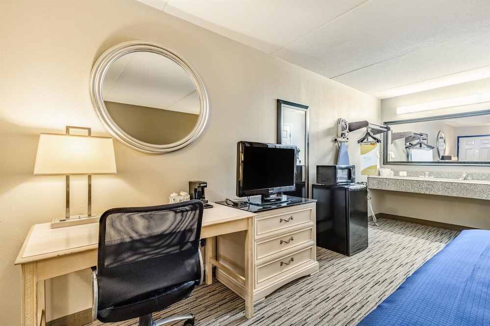 Standard Room, 1 King Bed, Non Smoking - Photo 1