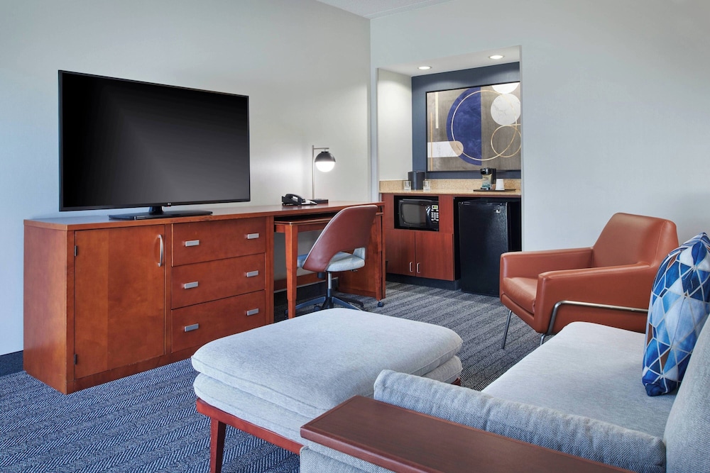 Suite, 1 Bedroom - Photo 6