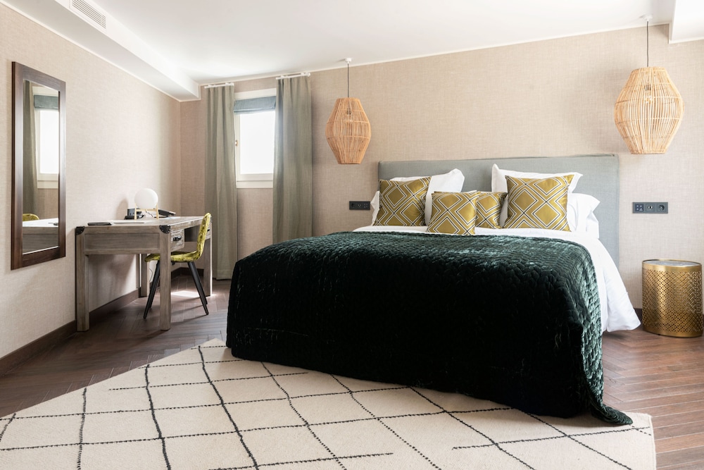 Suite, 1 King Bed, Kitchen
