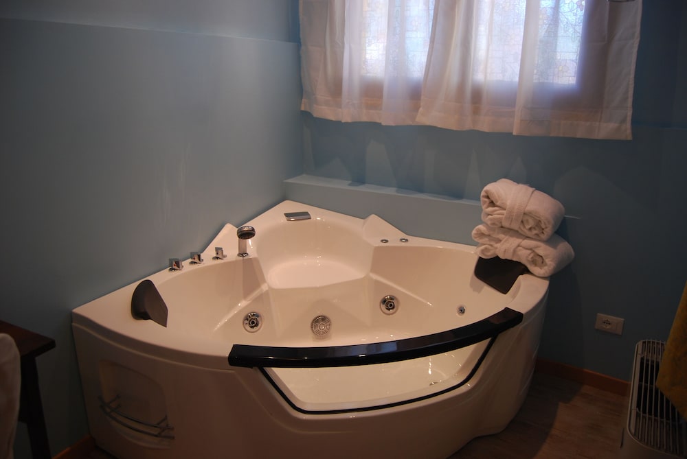 Suite, Hot Tub photo 3