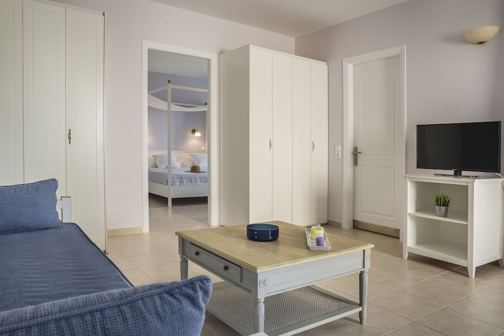 Executive Suite, 1 Bedroom, Partial Sea View photo 3