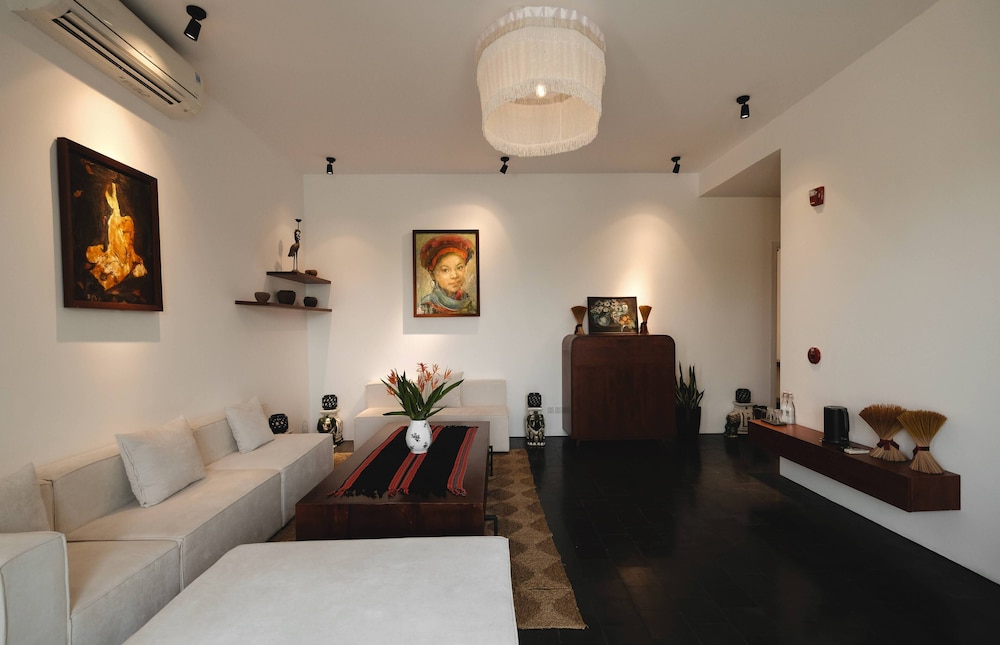 aNhill Penthouse