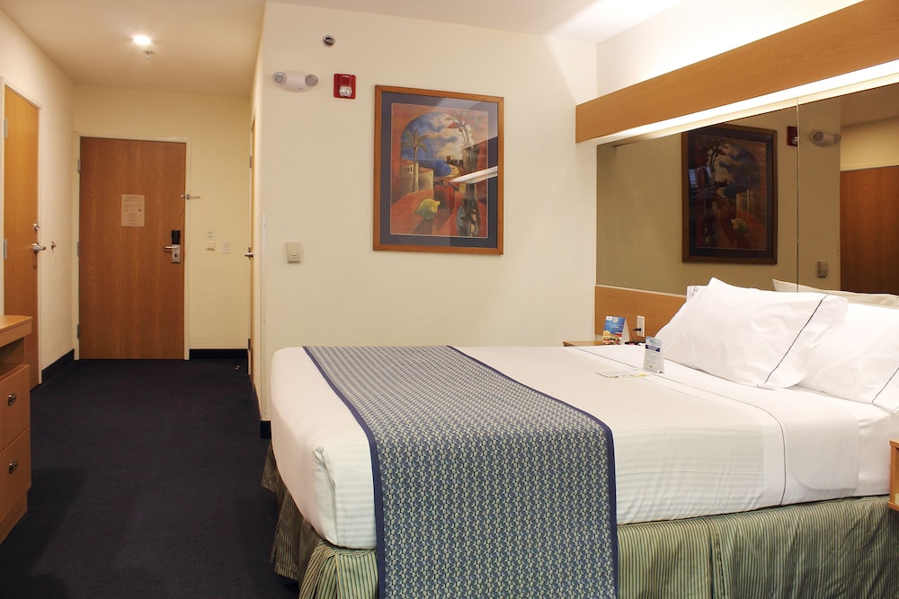Standard Room, 1 Queen Bed - Photo 5