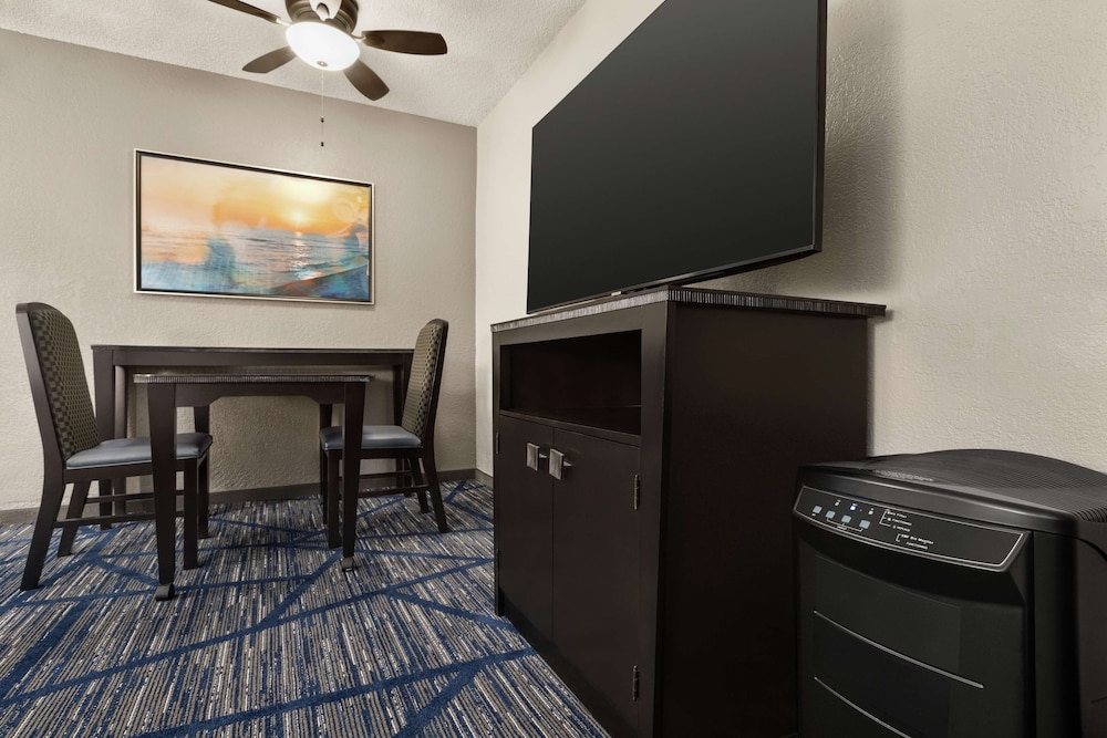 Suite, 1 King Bed, Pure Wellness (Air Purifier) - Photo 2