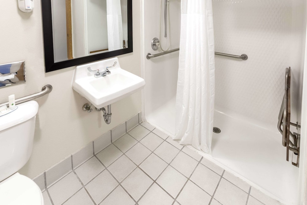 Room, 1 King Bed, Accessible, Non Smoking (Accessible Tub) - Photo 4