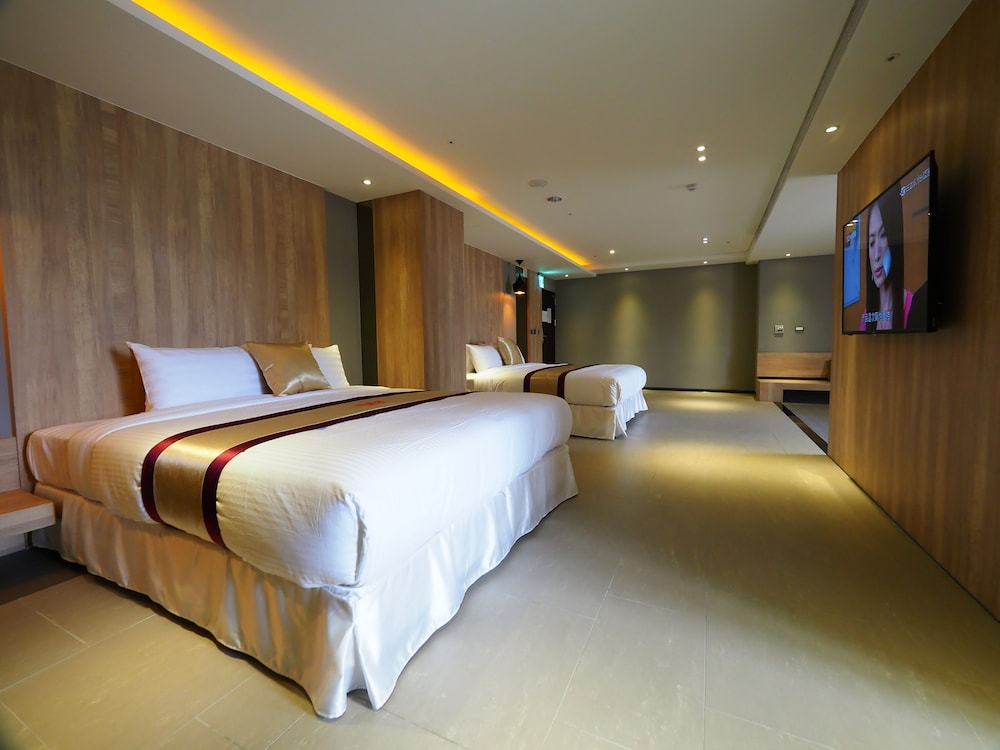 Deluxe Quadruple Room, City View
