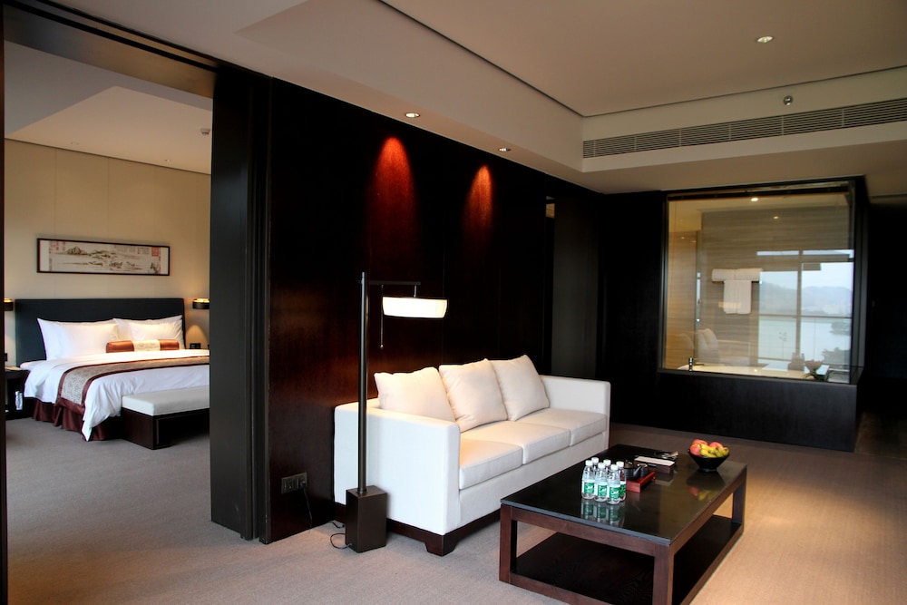 Executive Suite, 1 King Bed, Balcony, Golf View photo 3
