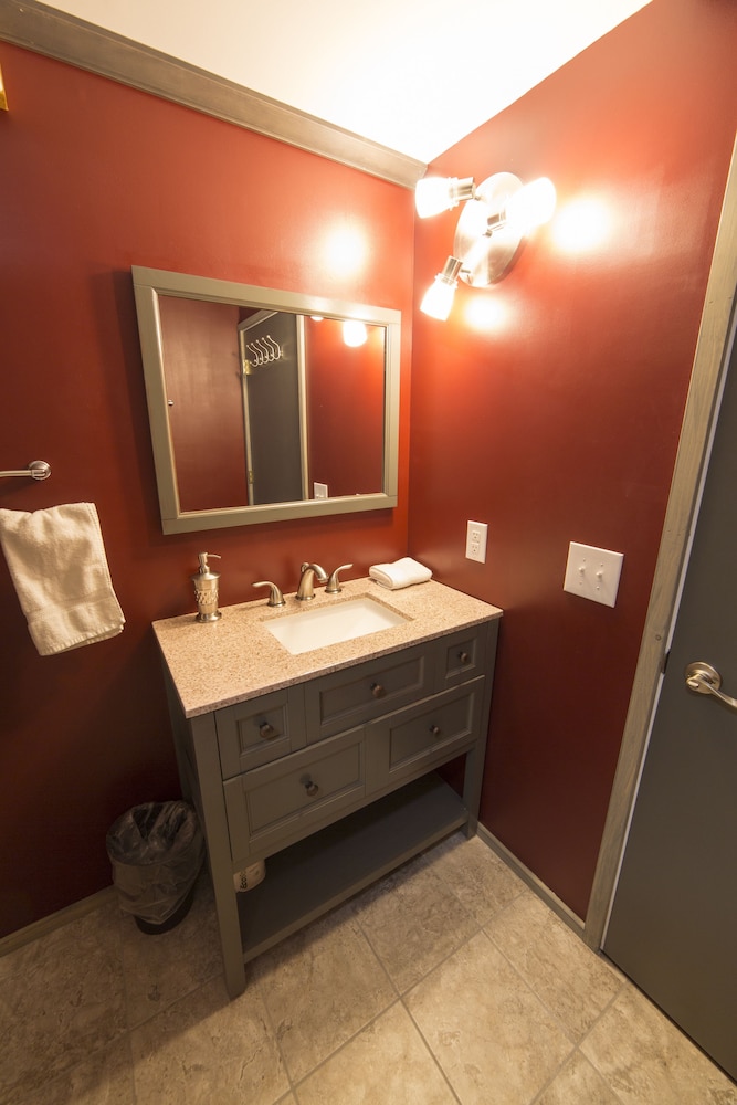 Standard Room, 1 Queen Bed, Private Bathroom, Park View (Pet Friendly) photo 3