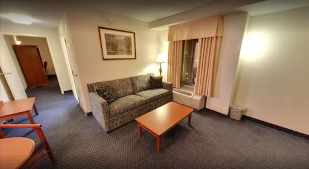 Suite, 1 Bedroom (2 Queen Beds and 1 Sofa Bed) photo 2