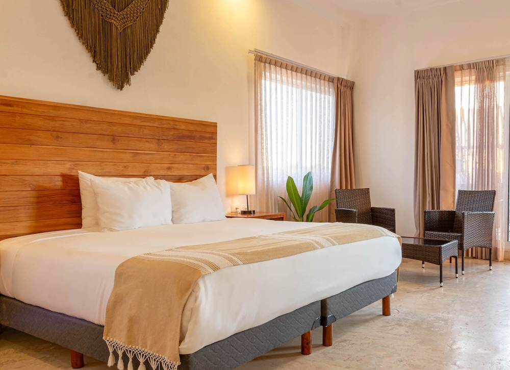 Premium Suite, 1 King bed with Sofa bed, Pool view photo 1