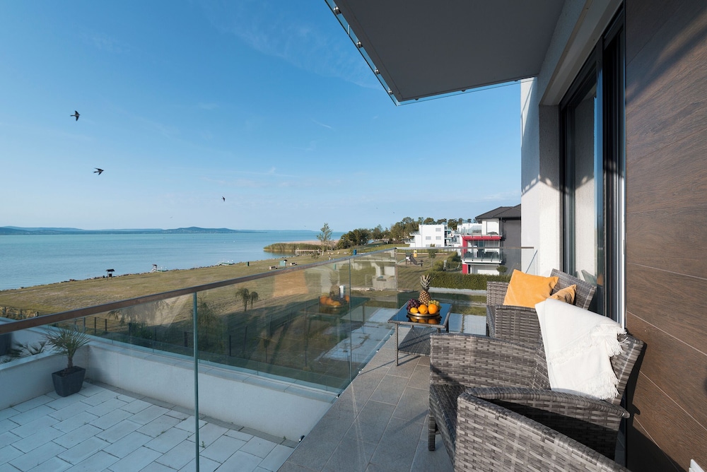 Superior Apartment, 2 Bedrooms, Non Smoking, Partial Lake View photo 3