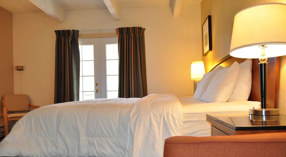 Deluxe Single Room, 2 Queen Beds, Balcony, Mountain View