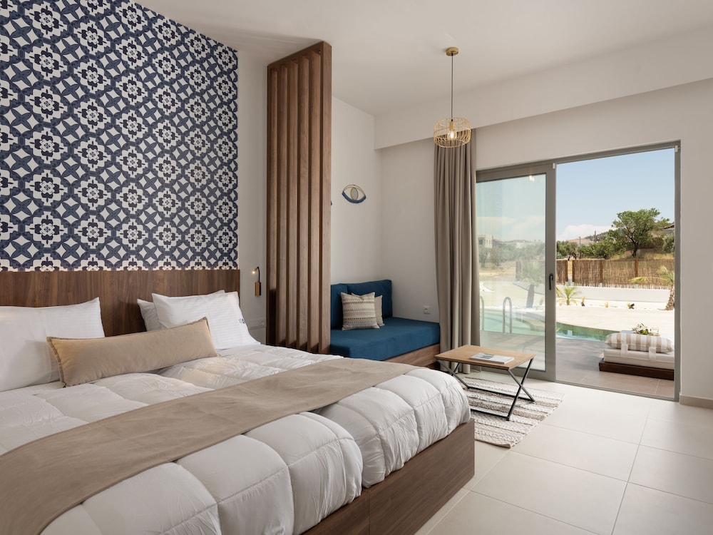 Comfort Suite, Pool View