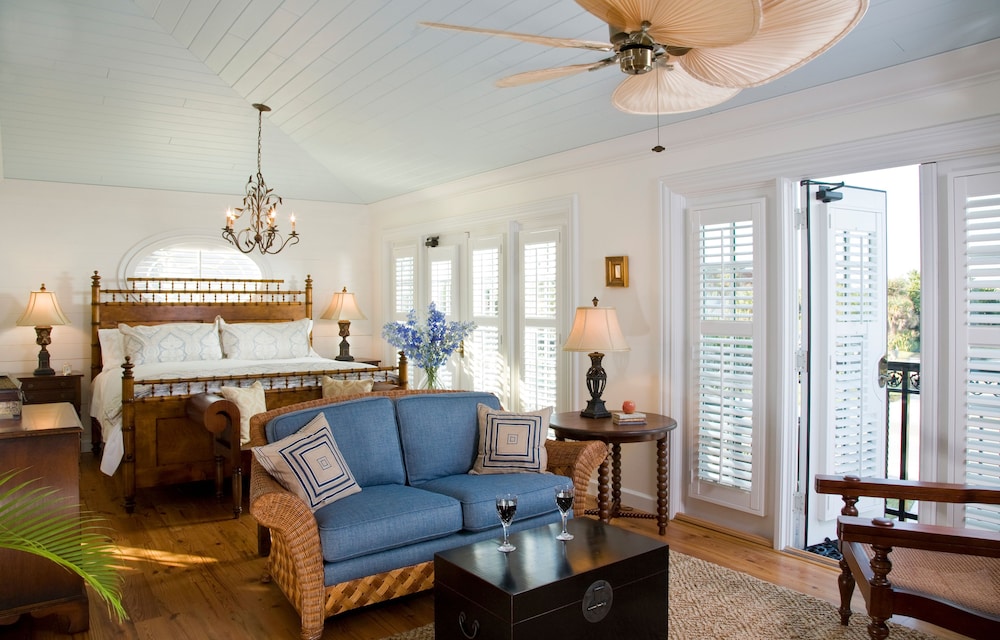 Premier Room, 1 King Bed, Jetted Tub, Partial Ocean View