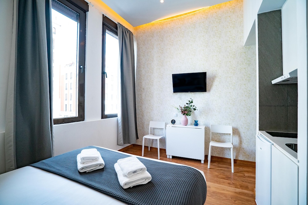 Studio with Gran Via Views (2 people) - Photo 8
