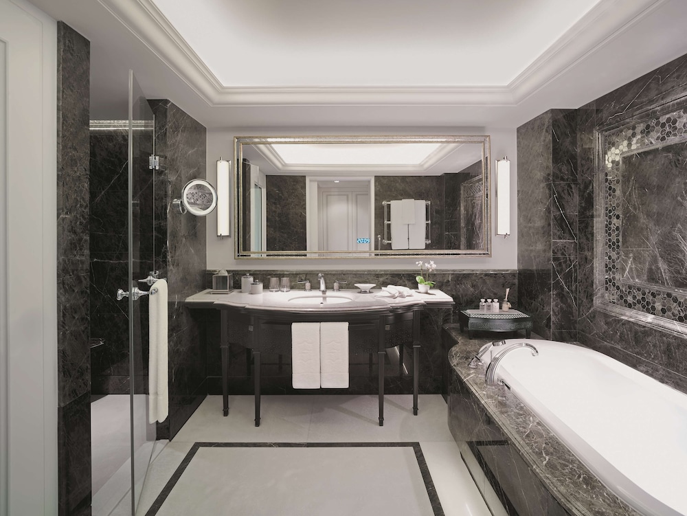 Executive Suite - Photo 11
