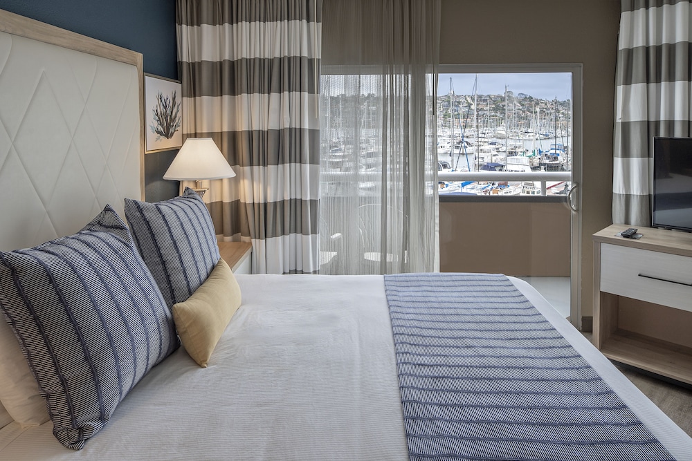 Standard Room, 1 King Bed, Balcony, Marina View photo 2