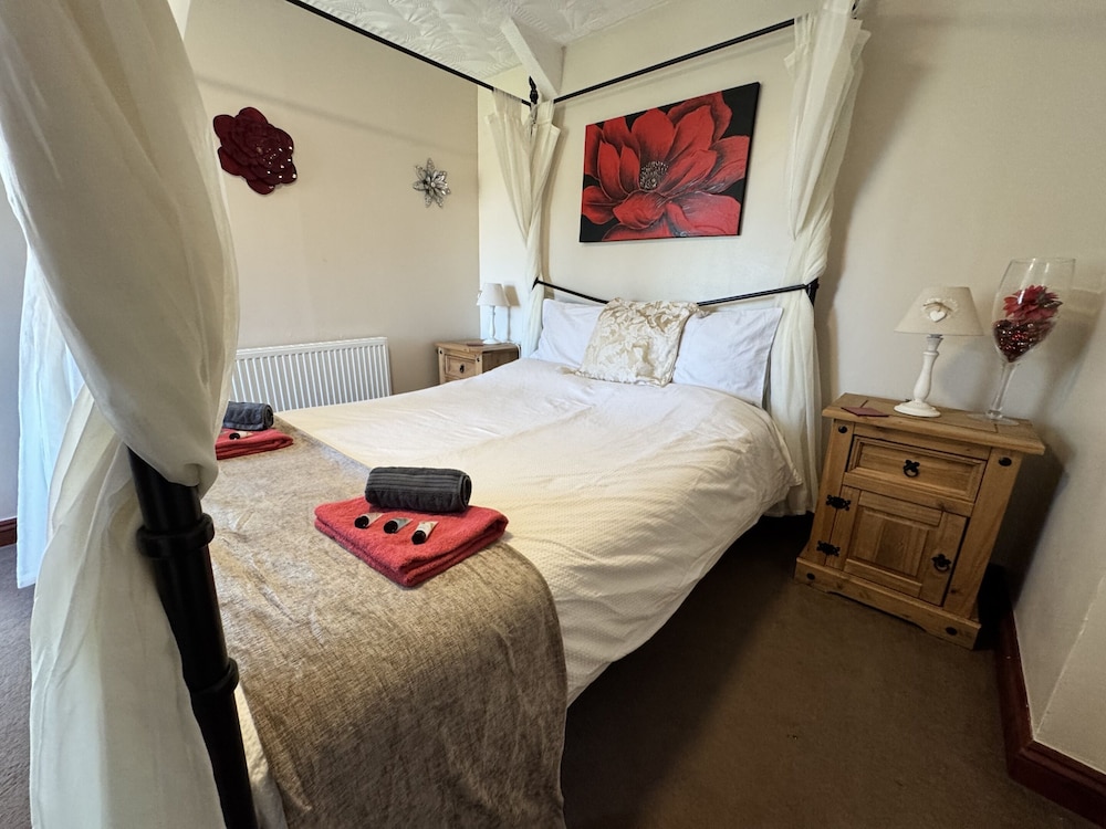 Basic Double Room, Private Bathroom, Courtyard View (King Henry) photo 3