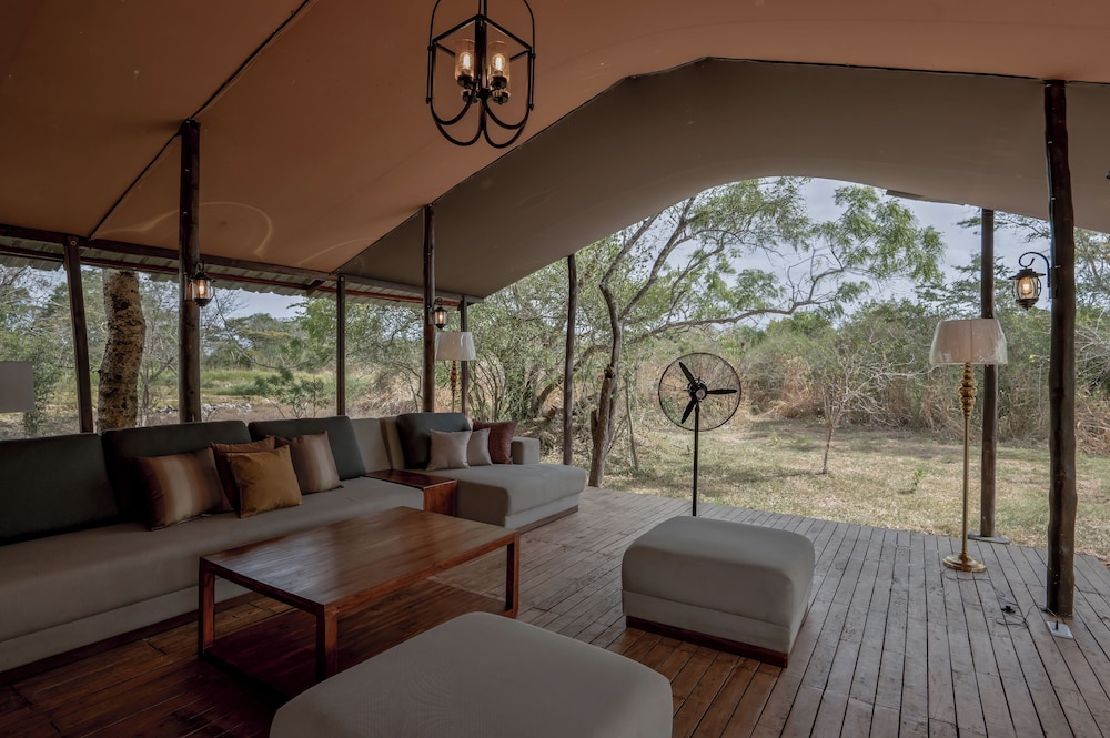 Deluxe Tent, 1 King Bed, Smoking, Garden View photo 1