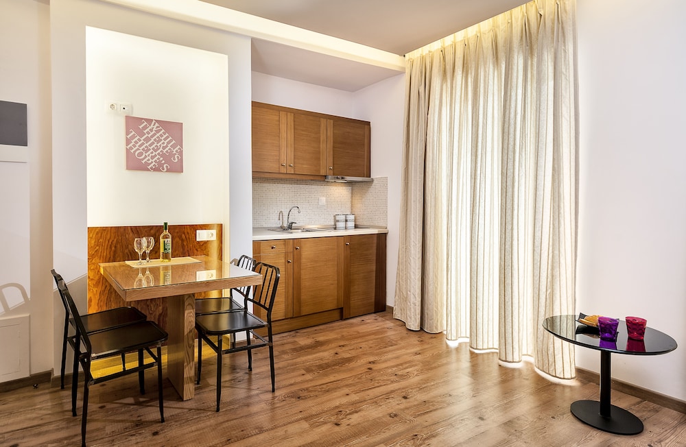 Apartment, 1 Bedroom, Balcony thumbnail 6