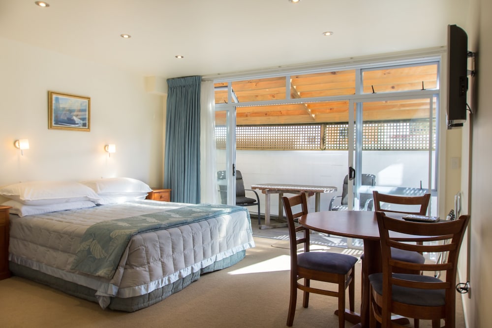Standard Room, 1 King Bed, Non Smoking, Courtyard Area