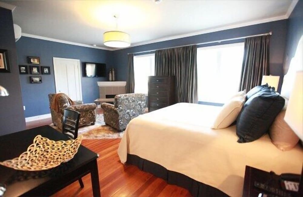 Deluxe Room, 1 King Bed - Photo 1