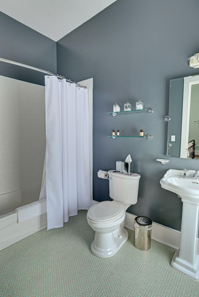 Classic Room, 1 Queen Bed, Garden View, Corner photo 3
