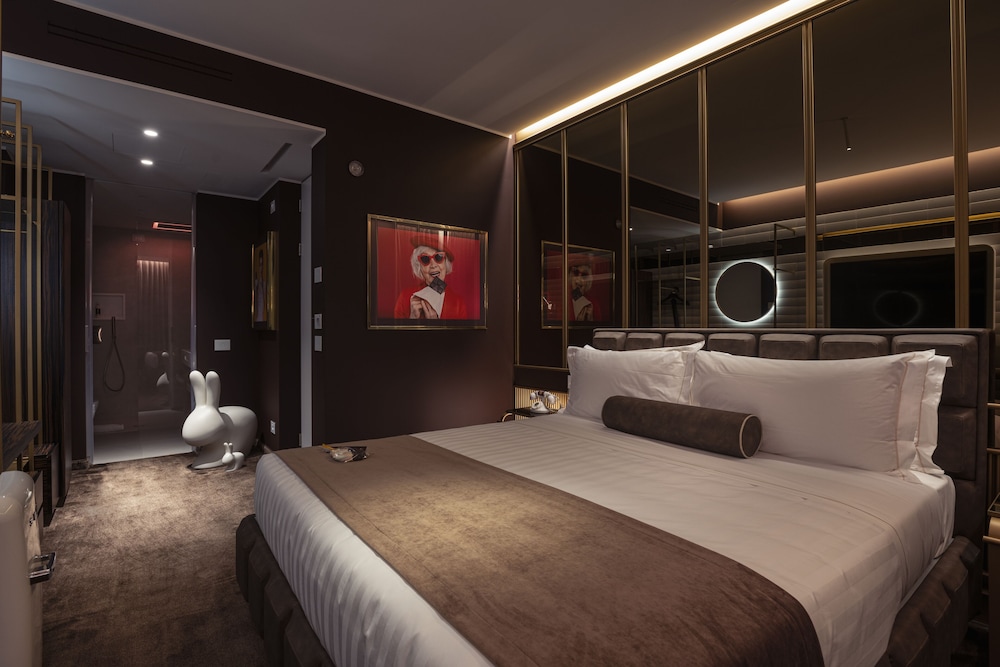 Executive Room thumbnail 5