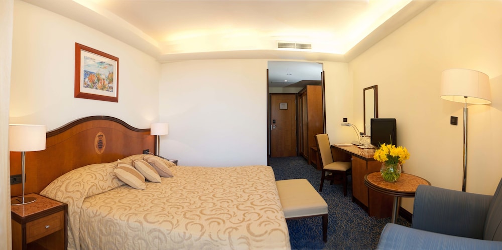 Double or Twin Room - Photo 5
